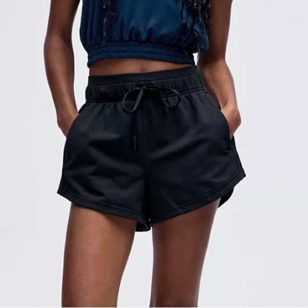 Lululemon Athletica Black Athletic Shorts Inner Glow size 6